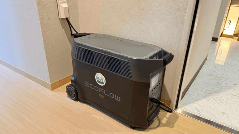 室内でコンセントに接続され給電するEneco®本体